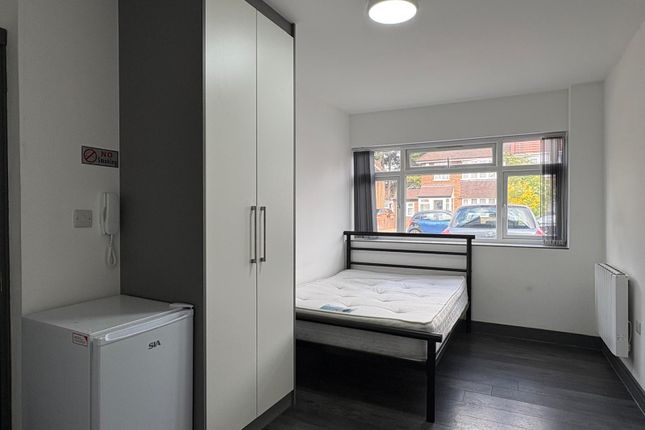ROOM 1, 15, Dickens Avenue, Uxbridge photo 3