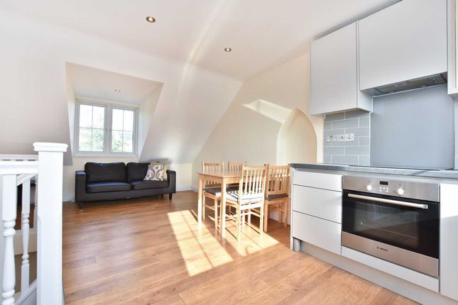 Top Floor Flat, Caledonian Road, London photo 2