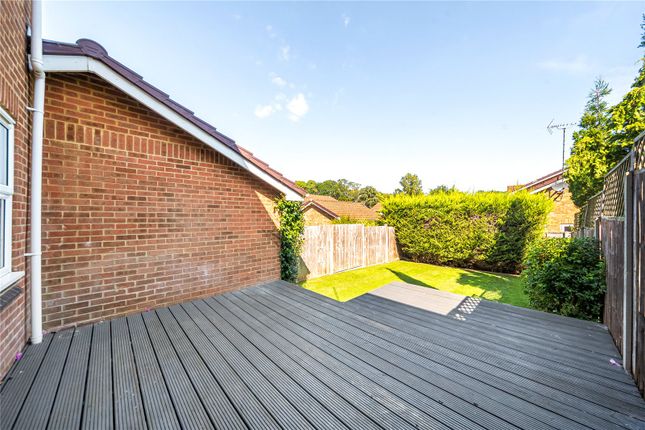 25, Broom Field, Surrey photo 4