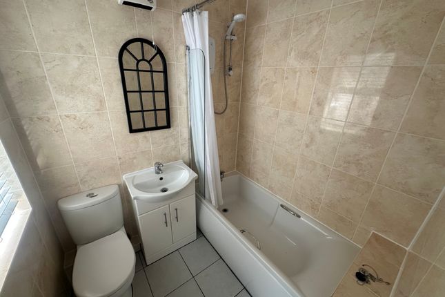 Flat 12, 76-77, Avondale Road, GREAT YARMOUTH photo 5