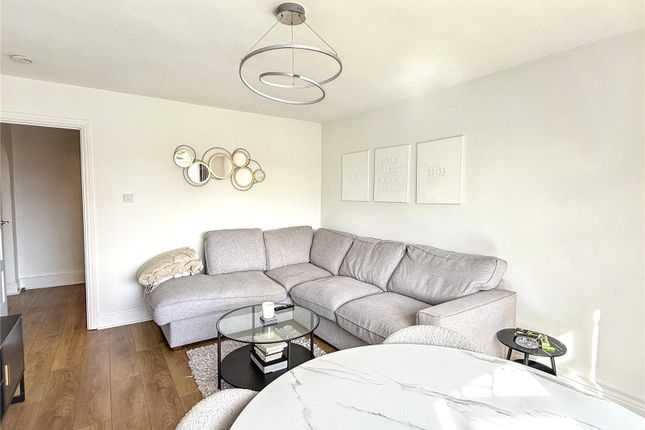 18, Pineridge Court, Barnet photo 4