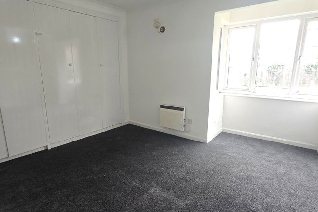 4 Twin Oaks Court,, Harlington Road, Uxbridge photo 2