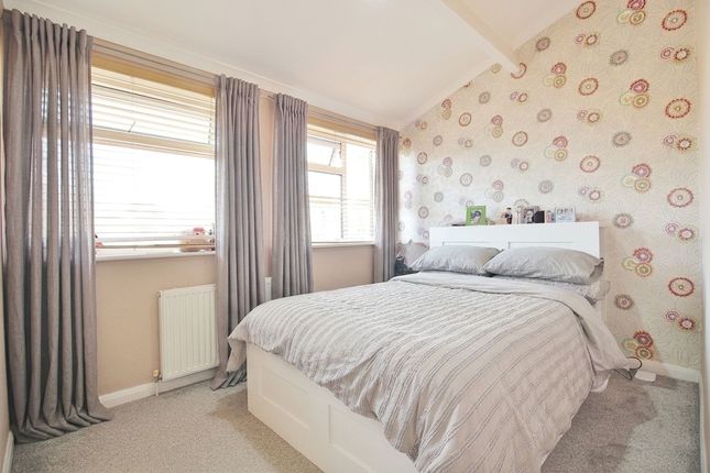 20 Moreton Avenue, Isleworth photo 4