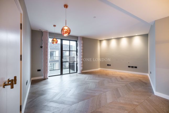 Flat to rent in Cleveland Street, London