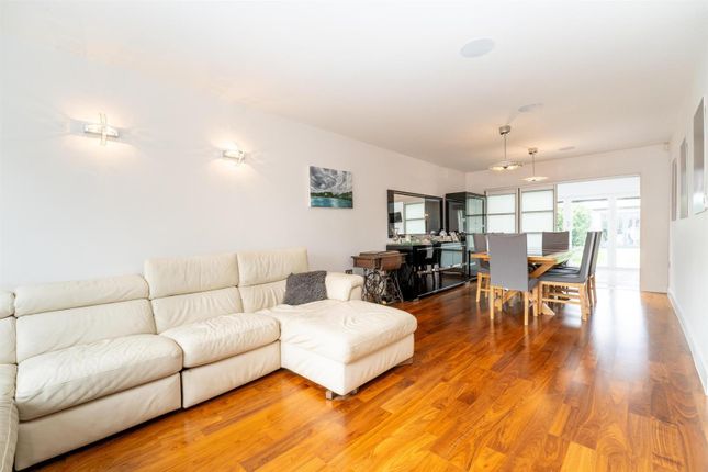 39, Oakwood Avenue, Borehamwood photo 2
