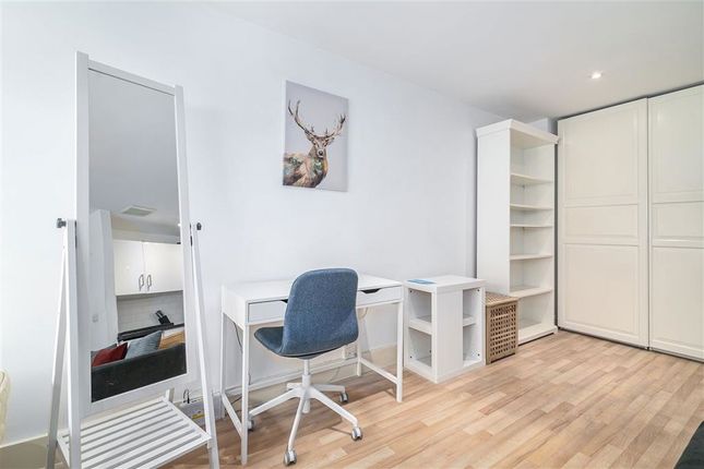 Flat 4, 34, Long Lane, London photo 4