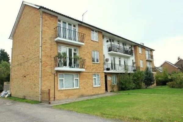 Thumbnail Flat to rent in Nutfield Road, Merstham, Redhill
