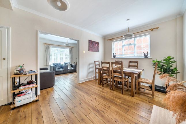 122, Lower Green Road, Esher photo 3