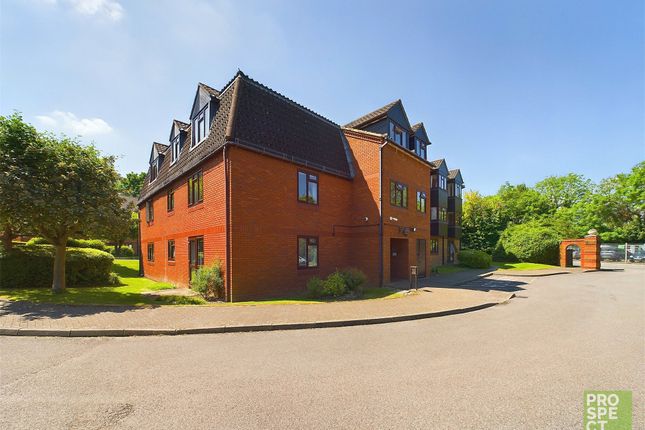 Thumbnail Flat for sale in Crescent Dale, Shoppenhangers Road, Maidenhead, Berkshire