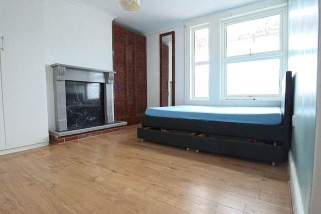 1-bed house on Oxlow Lane, Dagenham, £700/mo