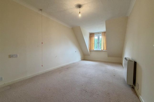 126, Castlemeads Court, Gloucester photo 2