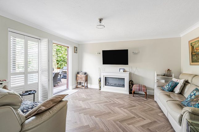 6, Juniper Gardens, Surrey photo 2