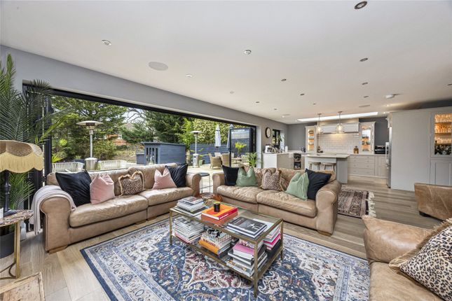 32, Oatlands Close, Surrey photo 2