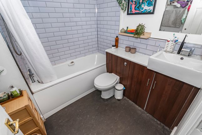 11 John Smeaton Court, Manchester photo 3