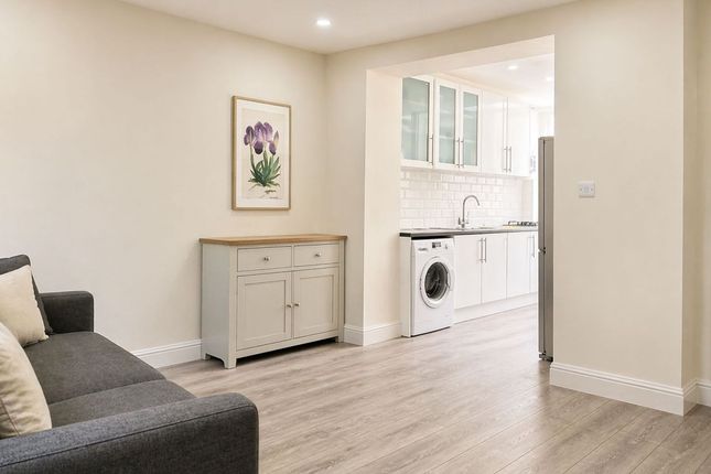 Flat A, 51 Reporton Road, London photo 4