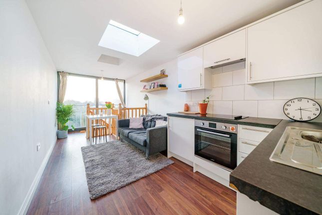 Thumbnail Flat for sale in Munster Road, London