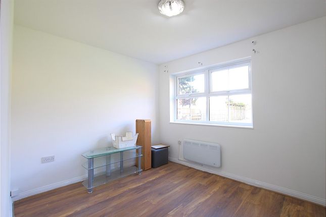 Flat to rent in Nuffield Court, Heston
