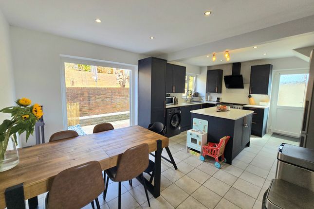 16 Woodside Avenue, Bridgend photo 2