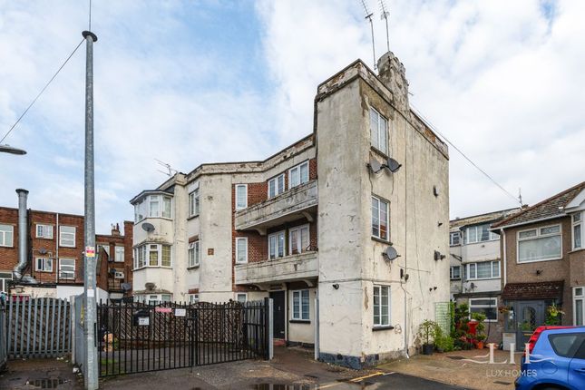 Flat for sale in Kingsmead Avenue, Romford