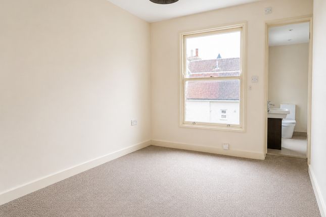 Flat Flat B, 321, High Street, Rochester photo 4