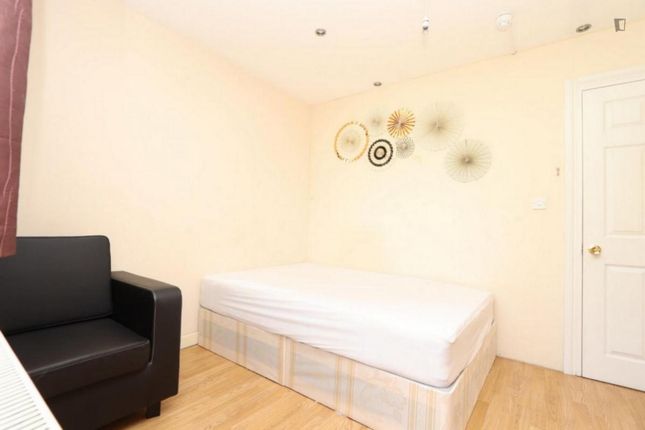 Thumbnail Room to rent in Capstan Square, London