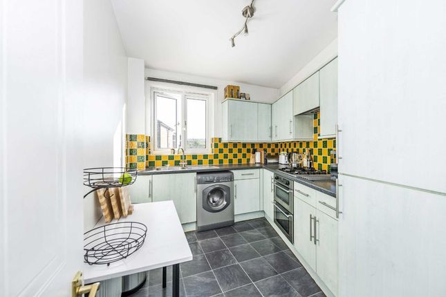 Flat to rent in Old Ford Road, London