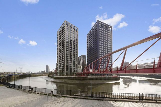 Studio flat on Flat 1710, Bridgewater House, 96, Lookout Lane, London, £1,950/mo