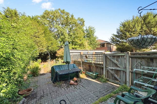 36 Churchill Road, Edgware photo 2