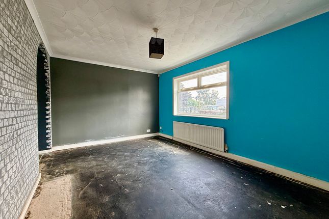 81 Brooklands Crescent, Wakefield photo 4