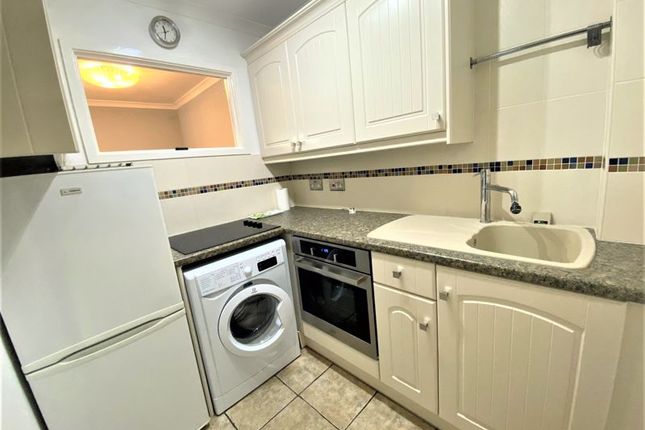 6 Seven House, Town End, Caterham photo 3