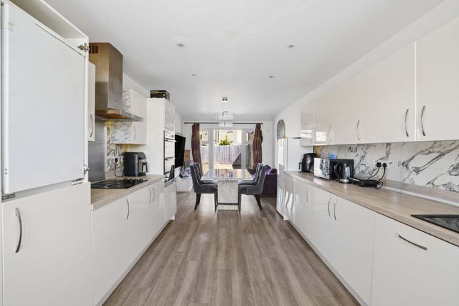 32 Mary Ellis Way, Witney photo 4