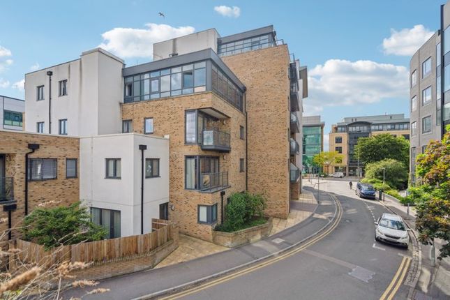 Thumbnail Flat for sale in Gartlet Road, Watford