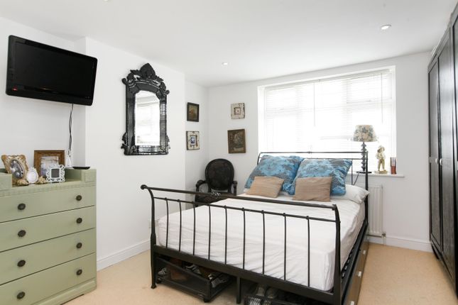 18, Chestnut Road, Twickenham photo 4