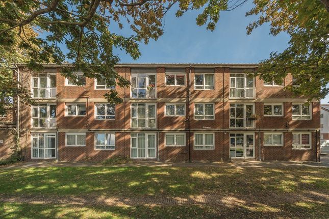 Hevelius Close, London photo 4
