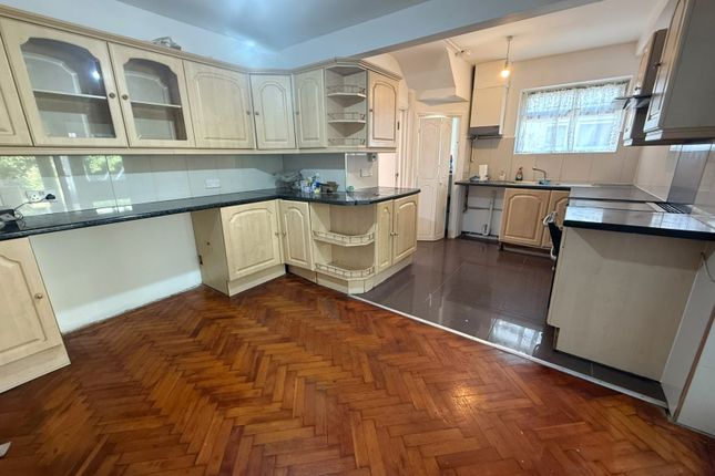 9 Carlton Avenue, Feltham photo 4