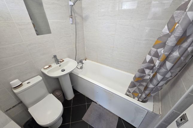 Room 2, 15 Portland Road, Luton photo 4
