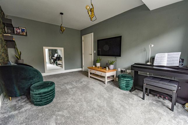 8, Wyatt Close, Dursley photo 3
