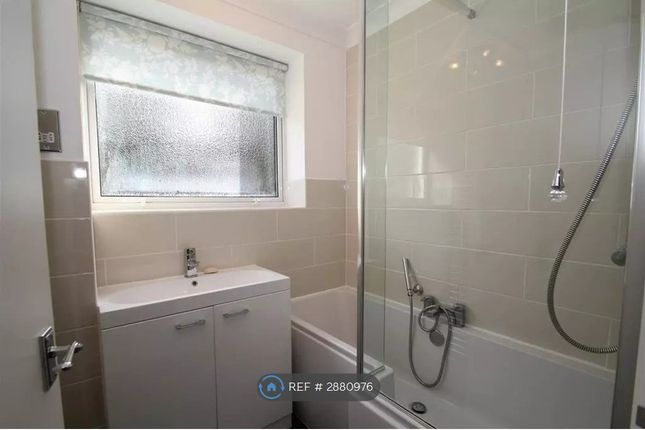 Knoll Court, Elvetham Road, Fleet photo 4