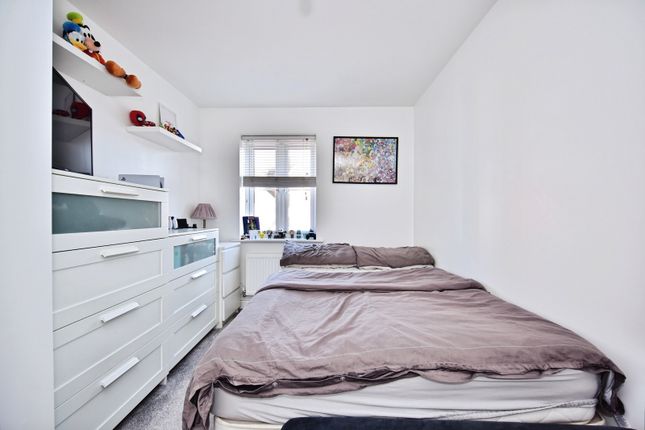18, Hook Way, Kent photo 4