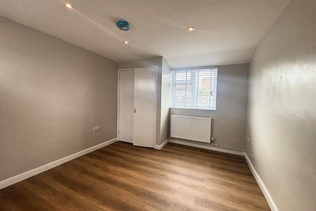 10, Colemans Close, CALNE photo 3