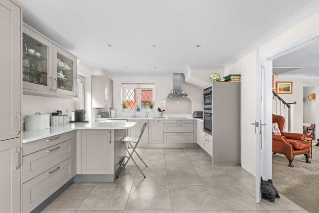 6 Groves Close, Bourne End photo 3