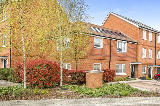 Flat to rent in Woodland Road, Dunton Green, Sevenoaks, Kent