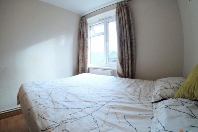 Thumbnail Room to rent in St. Charles Square, London