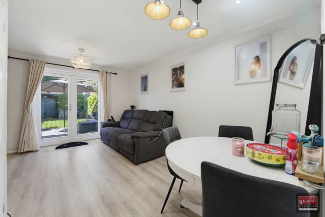 2, Willowmead, Staines-upon-Thames photo 4