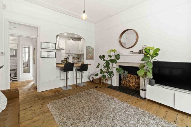 Flat Flat B, 183, Blythe Road, London photo 2