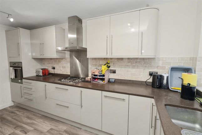 27, Bairstow Close, Borehamwood photo 4