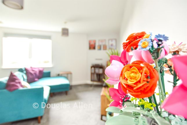 27, Gainsborough Close, Basildon photo 4