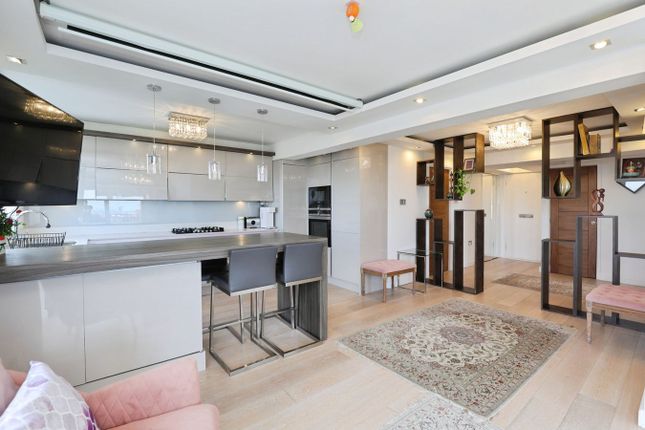 Gilbert Court, Green Vale, London photo 4