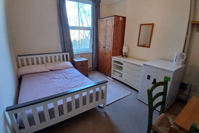 Room 2, 73, Grovehill Road, Redhill photo 3
