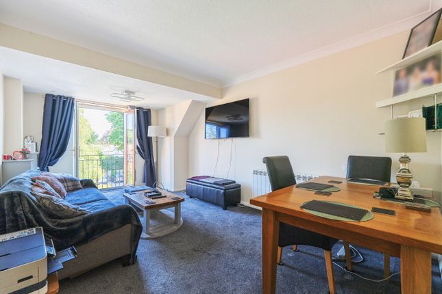 34, Pinewood Court, Hampshire photo 2